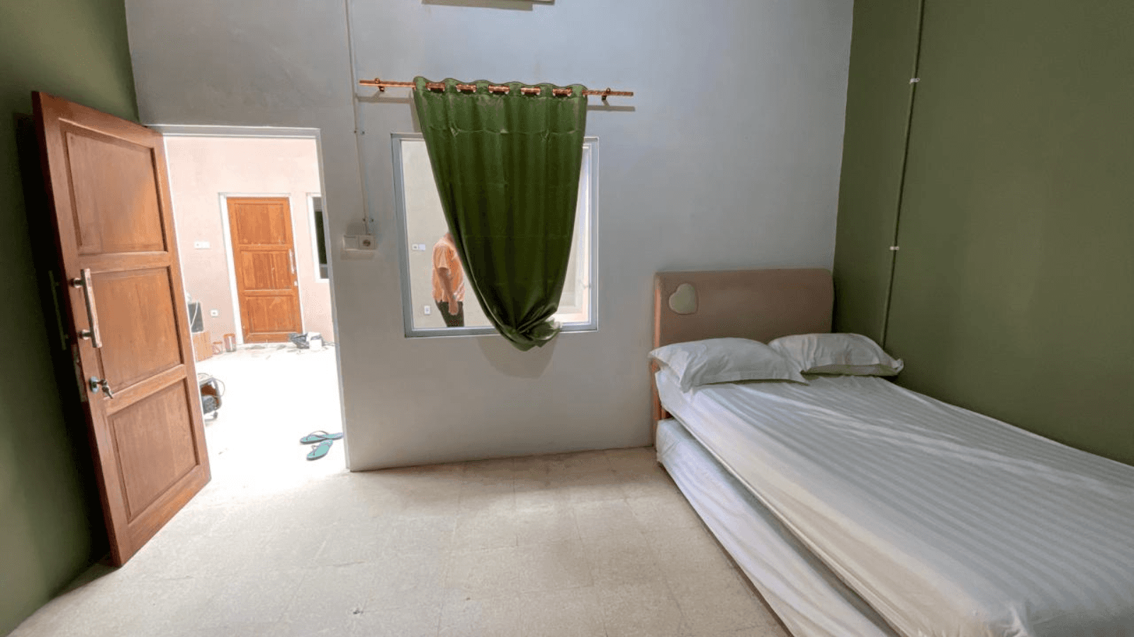 Telaga foto 2 galeri kost Laweyan Solo Rumah Labuh